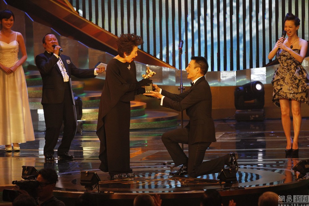 4777777香港開獎現場直播4g,親臨現場，感受激情四溢的香港開獎直播4G體驗